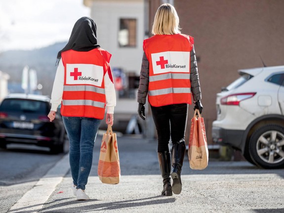 Volontärer levererar mat under corona.