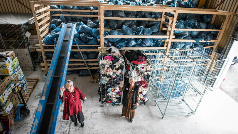 Anna-lena-vinkar-ifrån-sorteringsanläggningen