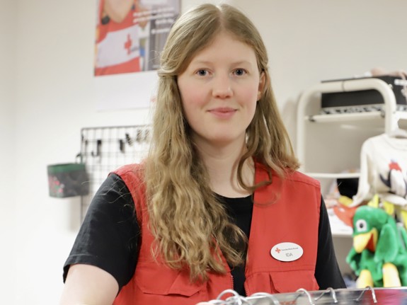 Ida, en av flera volontärer i butiken.