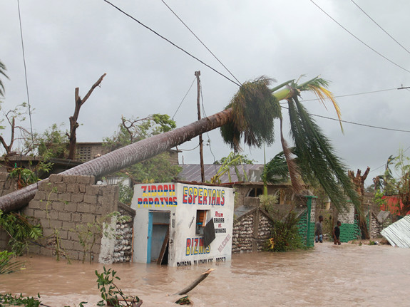 Översvämmad gata efter storm