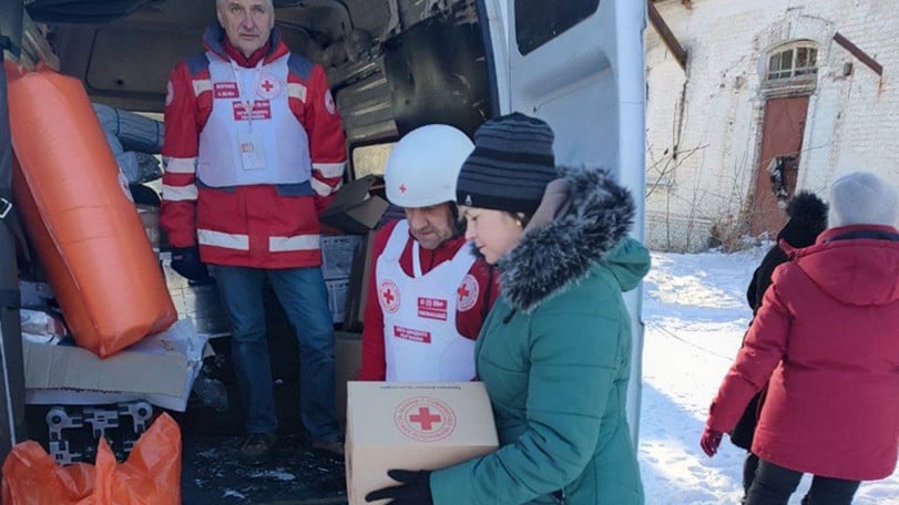 Volontärer lastar ut paket med filtar och annan nödhjälp till behövande i Ukraina.