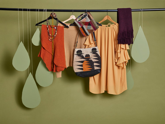 second-hand-höstkläder-som-hänger-på-en-klädstång