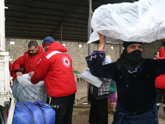 Hjälp delas ut av Röda Korset i Libanon.