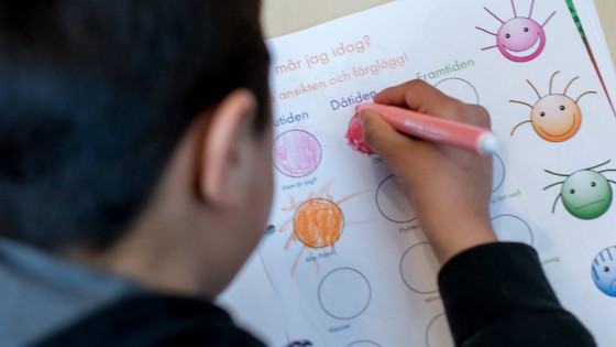 Barnverksamhet med pojke som ritar