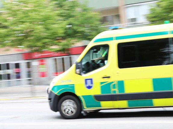 Ambulans på väg till sjukhus