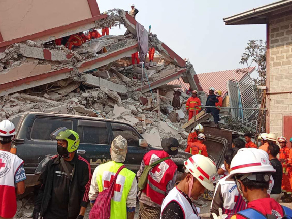 Volontär hjälper. Jordbävningar har drabbat Myanmar flera gånger.