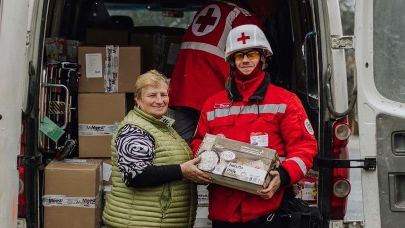Våra volontärer delar ut mat och annat humanitärt stöd till människor i nöd norr om Kiev.