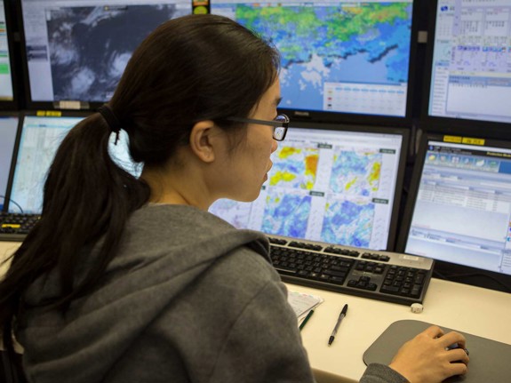 Väderprognoser övervakas på datorskärmar i Hongkong