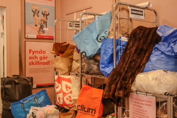 två stora vagnar fulla med påsar med inlämnade gåvor till Röda Korsets secondhand.
