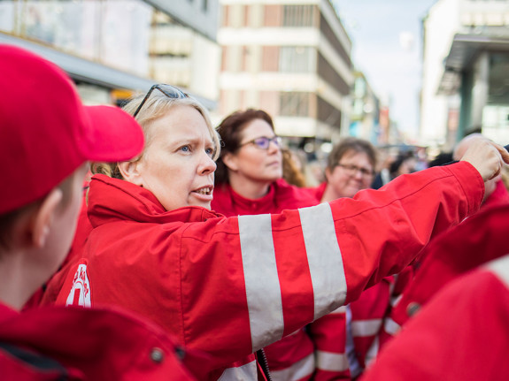 Rödklädda första hjälpare under insats