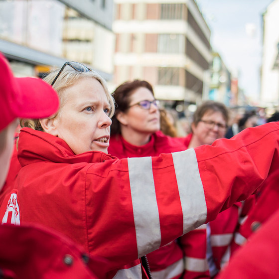 Rödklädda första hjälpare under insats