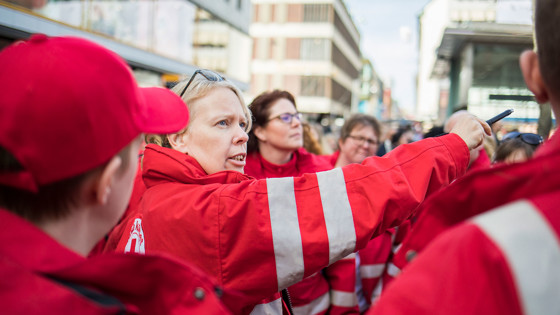 Rödklädda första hjälpare under insats