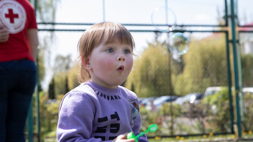 Treåriga Esenilia blåser såpbubblor