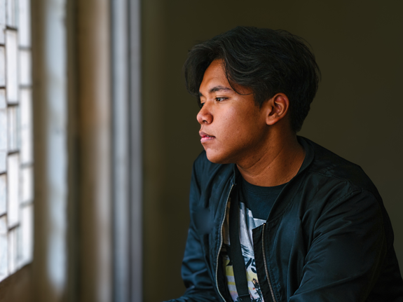 Ungdom kollar ut genom ett fönster