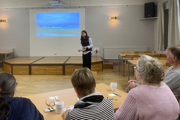 kommunens beredskapssamordnare visar bildspel