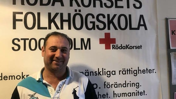 Man framför skylt på Röda Korsets Folkhögskola