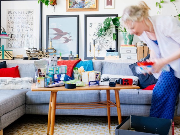 Prepping med mat och annat hemma i ett vardagsrum.