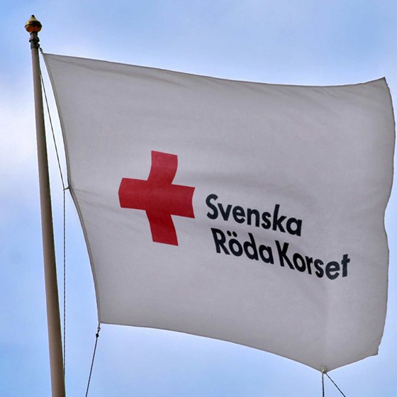 Svenska Röda Korsets logga på en flagga.