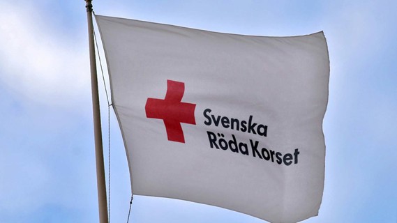 Svenska Röda Korsets logga på en flagga.