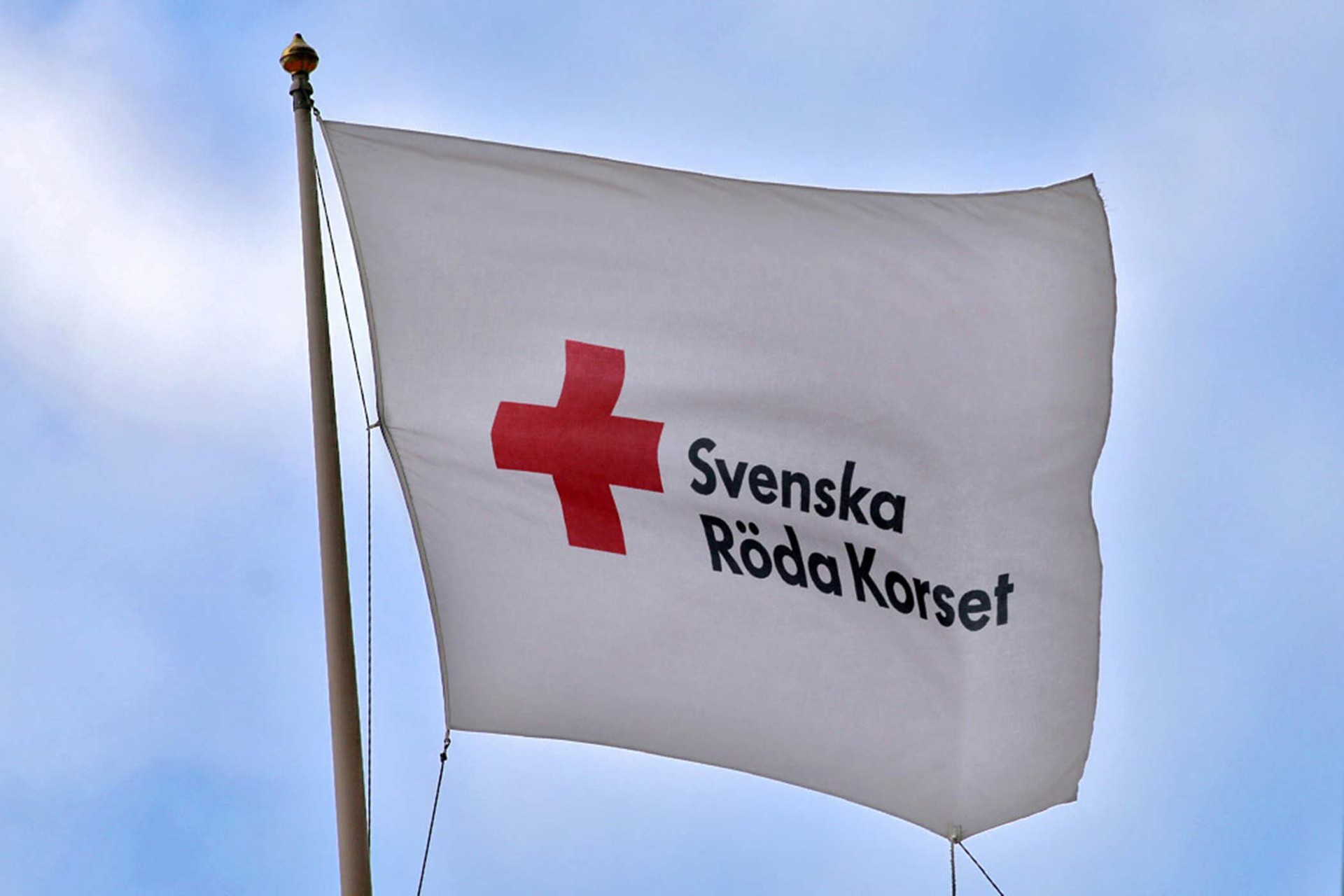 Svenska Röda Korsets logga på en flagga.