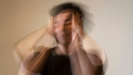 Skakig bild där person är stressad