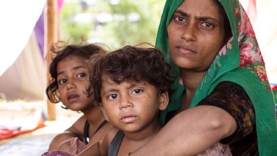 Ismat med sina barn i världens största flyktingläger i Bangladesh.