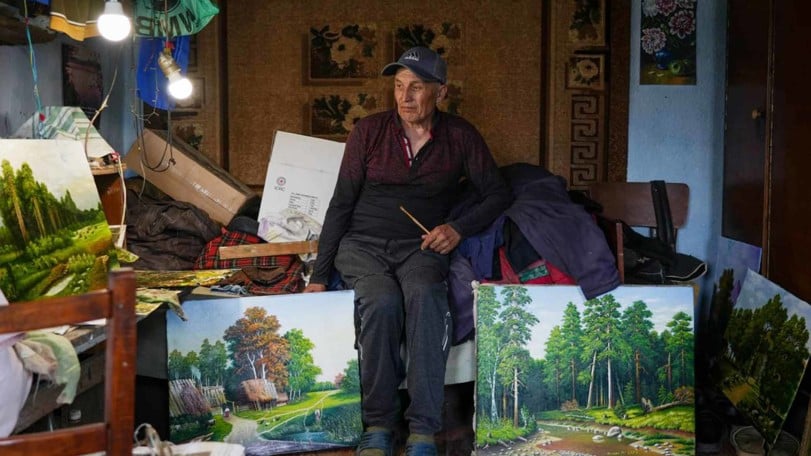 Stepan är omtyckt konstnär som bor i sydöstra Ukraina. Nyligen hamnade han mitt i striderna och fick skador i benet
