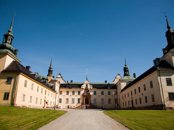 En rödakors-flagga Tyresö kommun