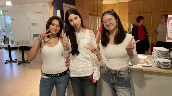 Tre tjejer från Voicepop för Världens Barn framför musikcaféet