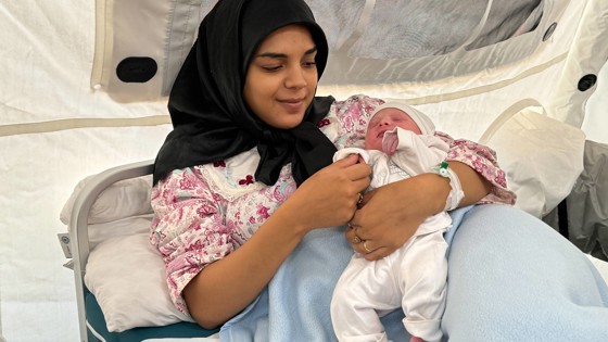 Mamma och barn på fältsjukhus i Gaza.