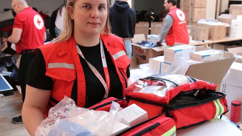 Johanna Lönn håller i första hjälpen-utrustning