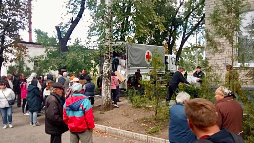 Volontärer delar ut nödhjälp i Charkivområdet.