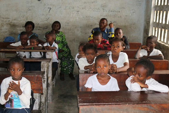 Barn som sitter i skolbänken i Kongo.