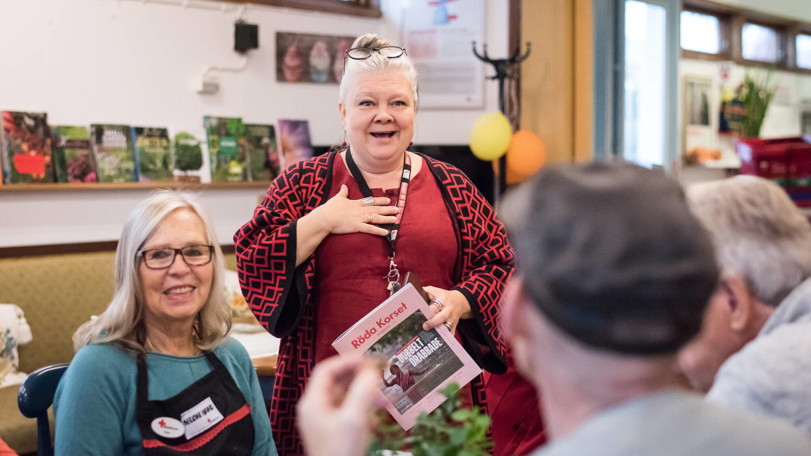 Anna-Lena-fikar-tillsammans-med-volontärer-i-butiken