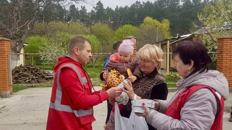 I staden Brovary utanför Kiev får människor som flytt östra Ukraina barnmat, hygien-kit och blöjor.