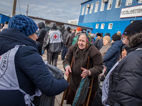 Volontärer hjälper äldre kvinna