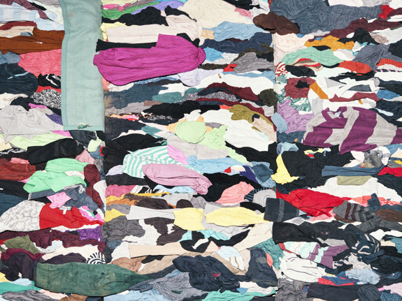 kläder-i-olika-färger-i-en-hög