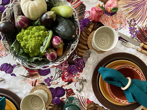 hostdukning-i-vardagsrum-med-prylar-fran-second-hand