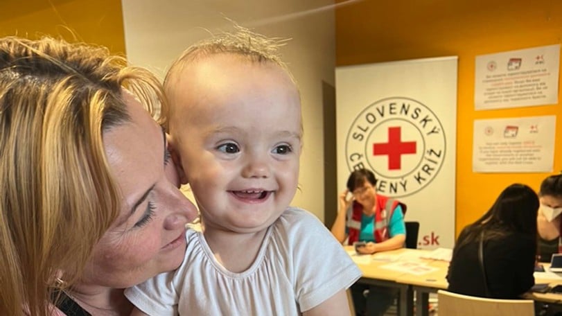 Ettåriga Ameliya leker med en av våra volontärer på ett stödcenter i Slovakiens huvudstad Bratislava.