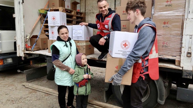 Här delar våra volontärer ut hjälppaket med förnödenheter till familjer i staden Chernivtsi.