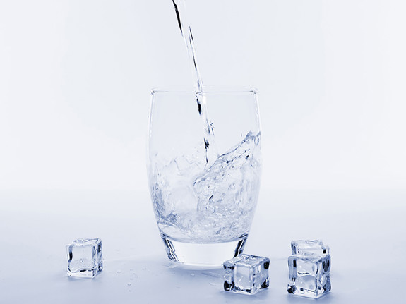 Ett glas vatten och tre isbitar