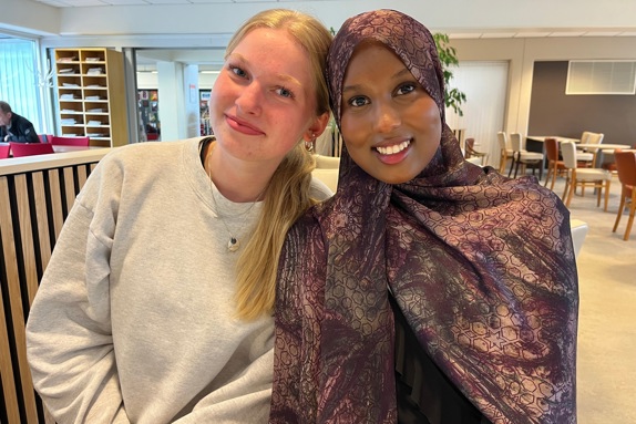 Katharina och Hafsa startar ungdomsgrupp