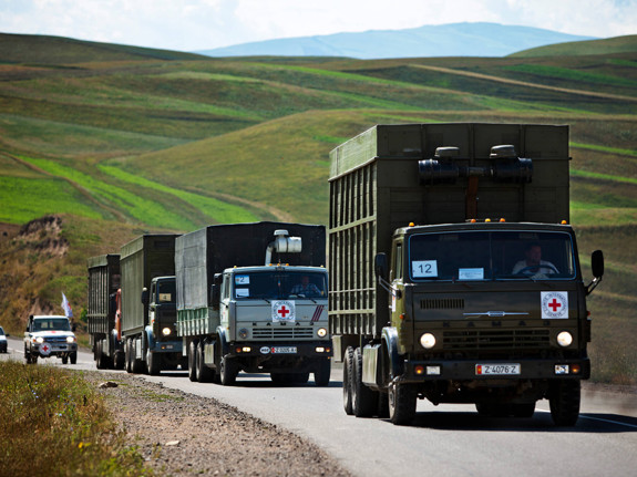 Karavan med lastbilar