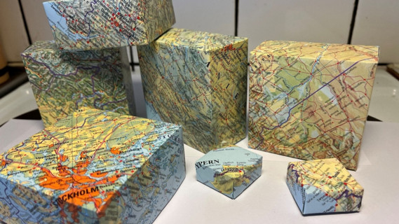 Papperask med kartbild