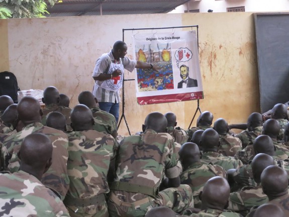 Soldater utbildas i humanitär rätt.