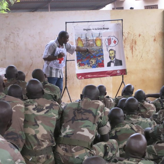 Soldater utbildas i humanitär rätt.