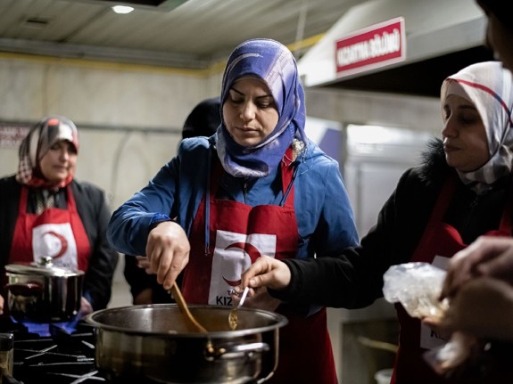 Röda Korset volontärer serverar mat
