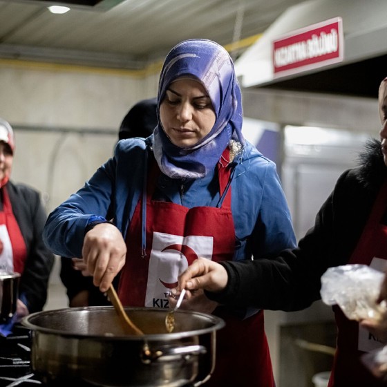 Röda Korset volontärer serverar mat