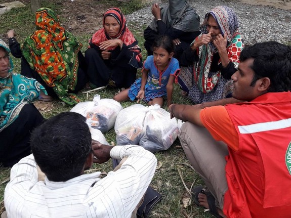 Grupp kvinnor och barn i Coxs Bazar