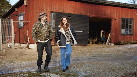 Brita och Kalle Zackari Wahlström vid bondgård